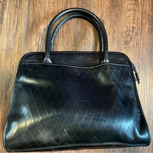 Vintage Etienne Aigner hand bag. Leather. Has clips to attach a crossbody strap.